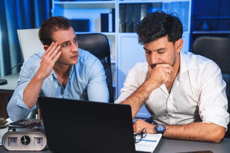 dos jovenes revisan estrategias de marketing financiero